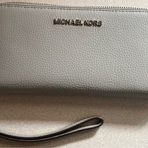 Michael Kors Elegant Gray Wallet